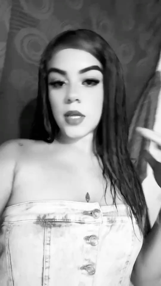 Live on CamzeyCam — Dayana